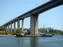 От неделя вечерта мъж заплашва да скочи от Аспаруховия мост