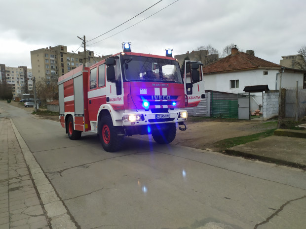 Машини, оборудване и лек автомобил изгоряха при пожар в автосервиз в Стара Загора