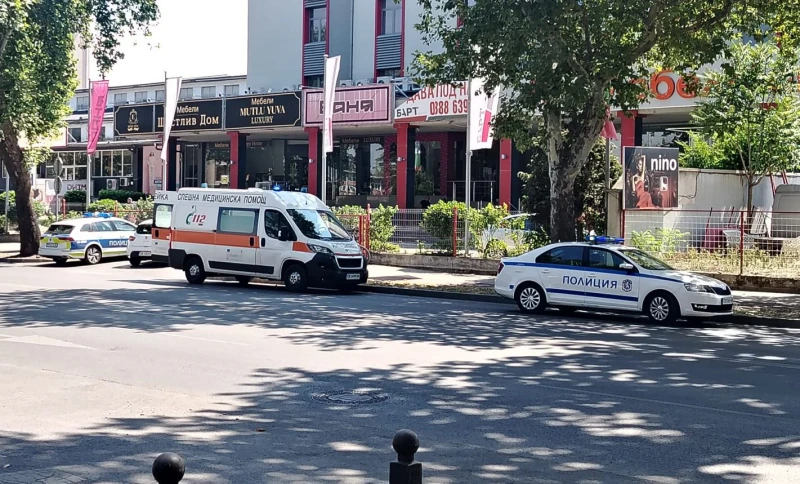 Две патрулки и линейка са на мястото на инцидент в Пловдив