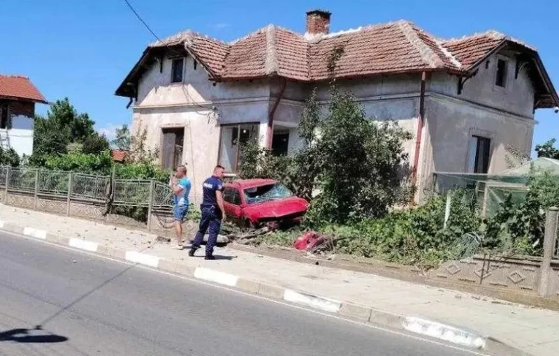 След гонка с полицията: Автомобил излетя от пътя и се разби в двора на къща в Монтанско