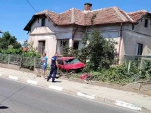 След гонка с полицията: Автомобил излетя от пътя и се разби в двора на къща в Монтанско