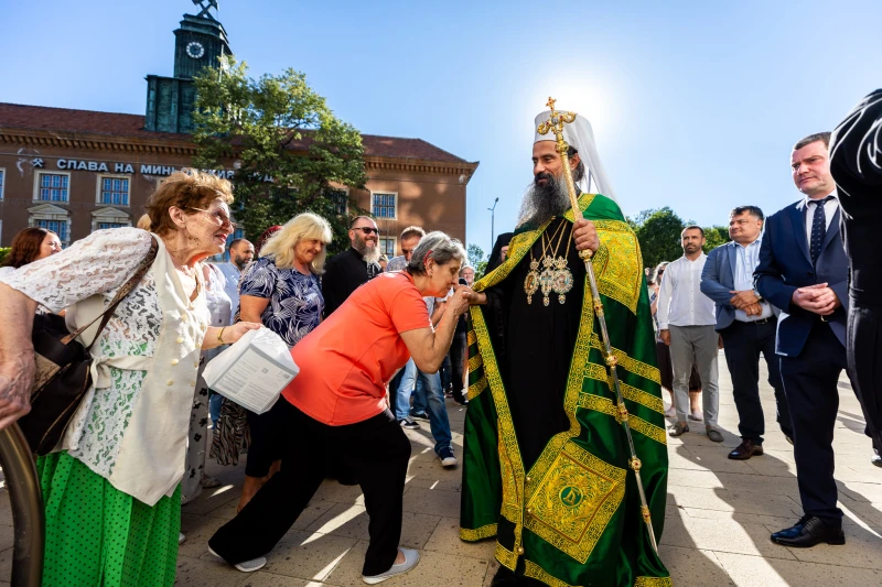 Патриархът с вечерня в Перник