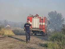 Пожарът на българо-гръцката граница продължава да е активен от запад