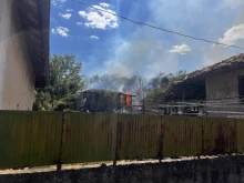 Пожар едва не изпепели част от лясковско село, огънят запалила собственичката на една от къщите