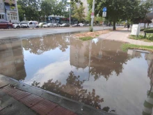 Голяма ВиК авария блокира възлова улица в Пловдив, трудно проходима е за коли и пешеходци