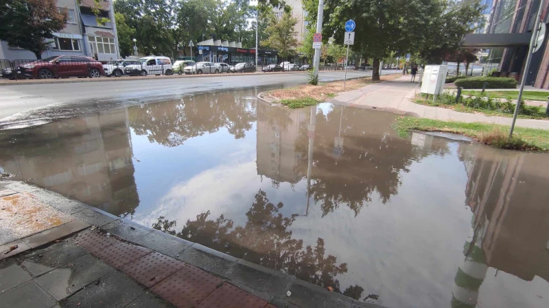 Голяма ВиК авария блокира възлова улица в Пловдив, непроходима е за коли и пешеходци