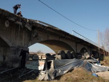 В добро състояние е шофьорът на ТИР-а, който падна в река при Първомай