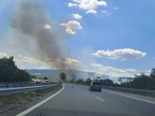 Голям пожар пламна край Бобошево, общината търси доброволци