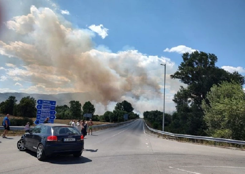 Шест екипа гасят пожара край Бобошево