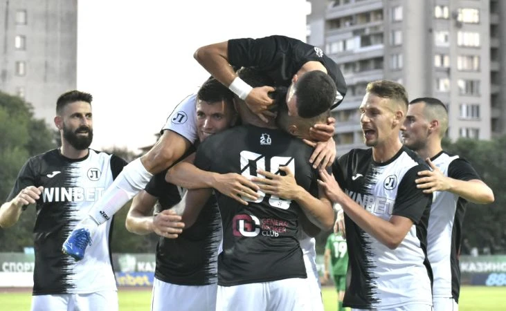 Локомотив се върна на победния коловоз, но играта не бе убедителна