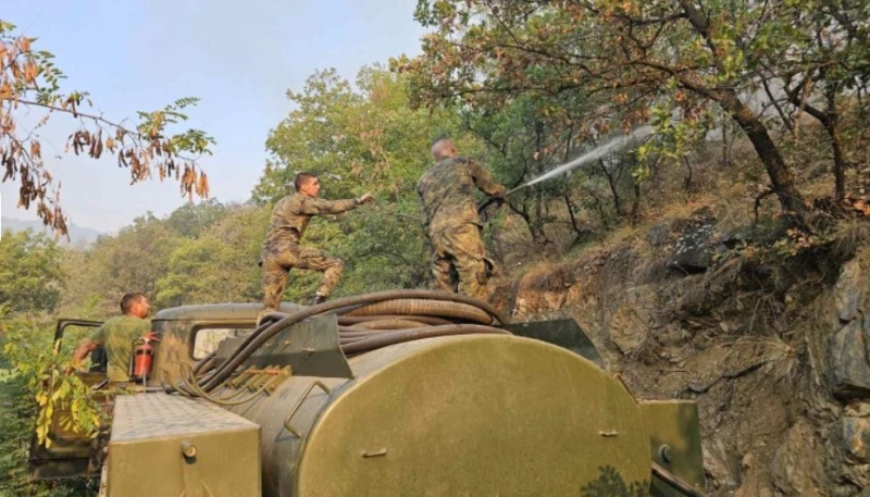 Над 2000 военни се включиха в гасенето на пожарите  в страната
