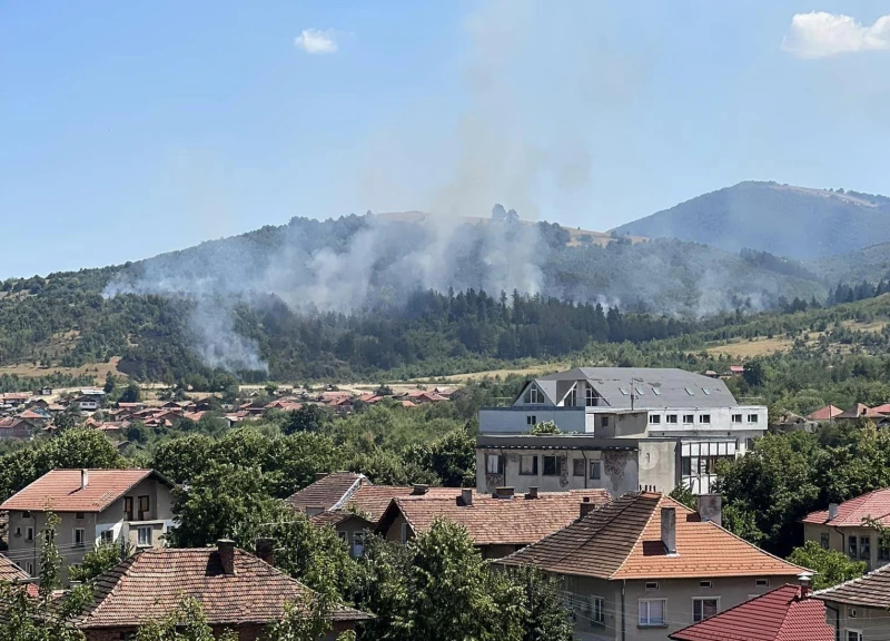 Пожар гори и във Вършец