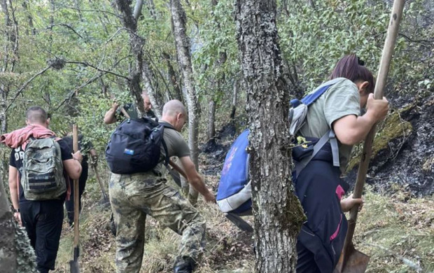 Продължават действията на военнослужещите за овладяване на пожара в Славянка 