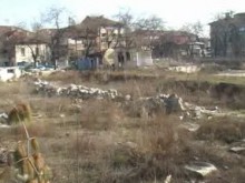 Деца играят в район, осеян от мръсотия и презервативи в "Централен"