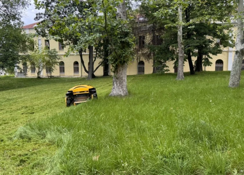 Продължават дейностите по косене на тревни площи в Русе