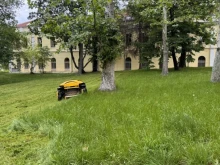 Продължават дейностите по косене на тревни площи в Русе