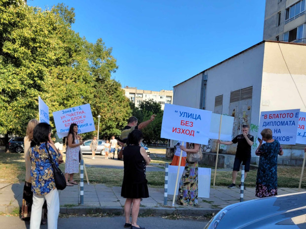 Нов протест пред бл. 18 в ж.к "Зона Б-5", въпреки обещанията на председателя на СОС