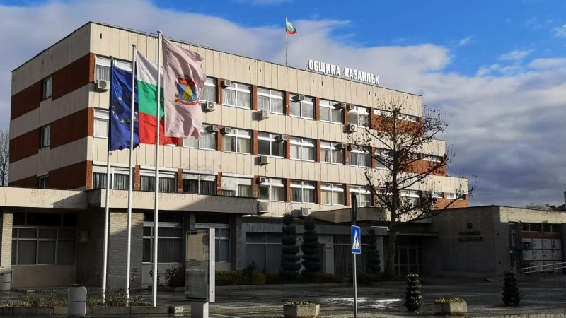 Покъртителен разказ за 14 души от три поколения, които живеели в две стаи