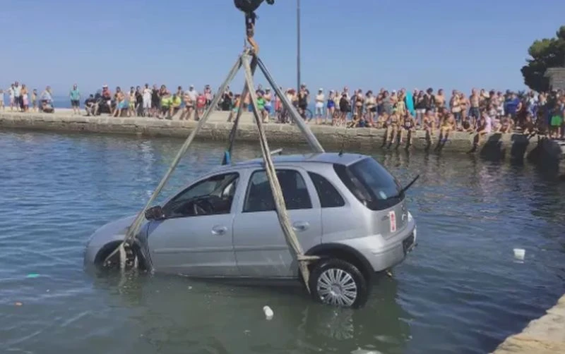 Баба и внуче паднаха с кола в морето