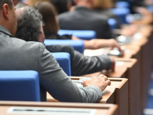Депутатите си заложиха амбициозна програма за деня, но не могат да съберат кворум, за да я изпълнят