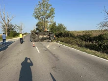 Преобърнат автомобил до Зайчно ореше, двама са в болница