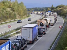 В български автобус в Германия откриха 250 кг развалено сирене