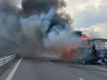 Бус се запали на АМ "Хемус", има пострадали