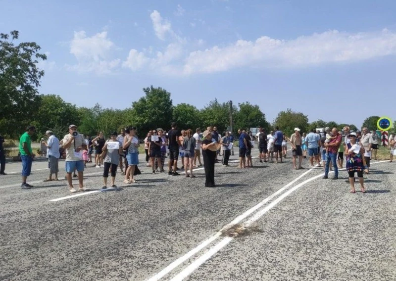 Протести срещу безводие и разбити пътища в няколко населени места у нас