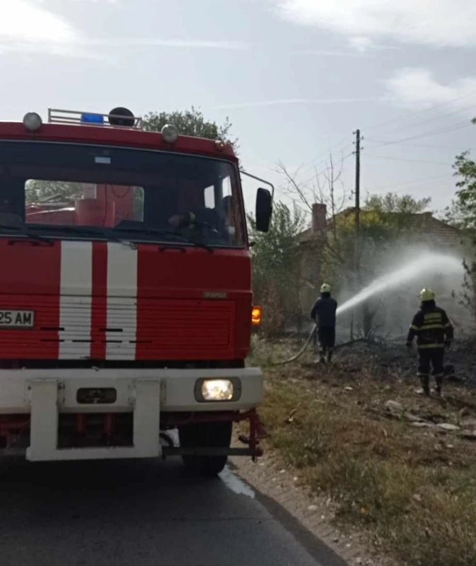 Пожар в сухи треви застраши няколко къщи в Златарица