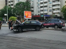 Джип помля ограждения в Пловдив! Очевидец: Не е виновна дамата с кученцето!