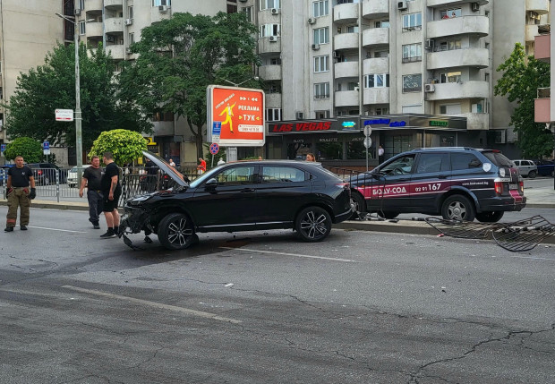 Джип помля ограждения в Пловдив