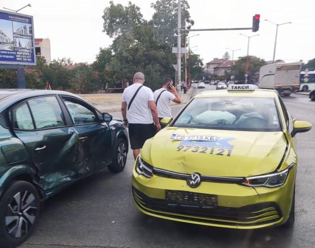 Падна малко дъжд и се започна: Две катастрофи в София, едната на Автостанция Изток, а другата до мол "Парадайс"