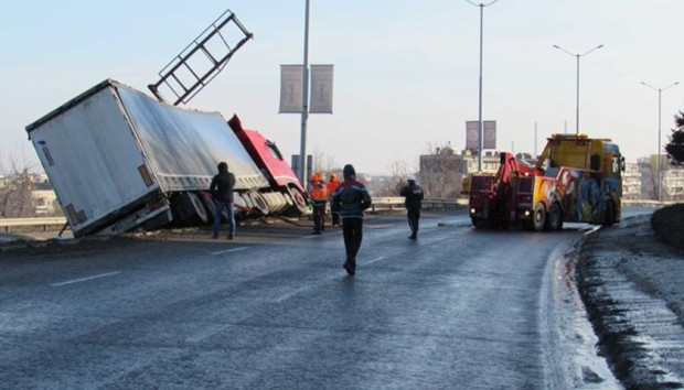 Водач на камион загина в района на Дунав мост при Русе