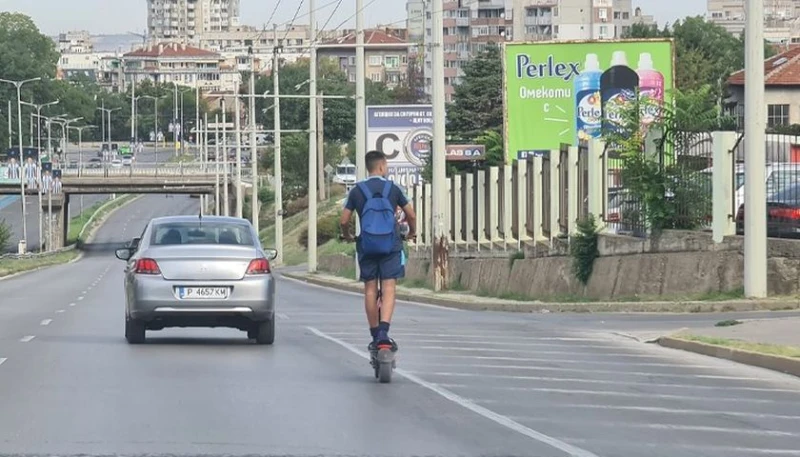 Дете кара тротинетка с 60 км/ч по булевард в Русе