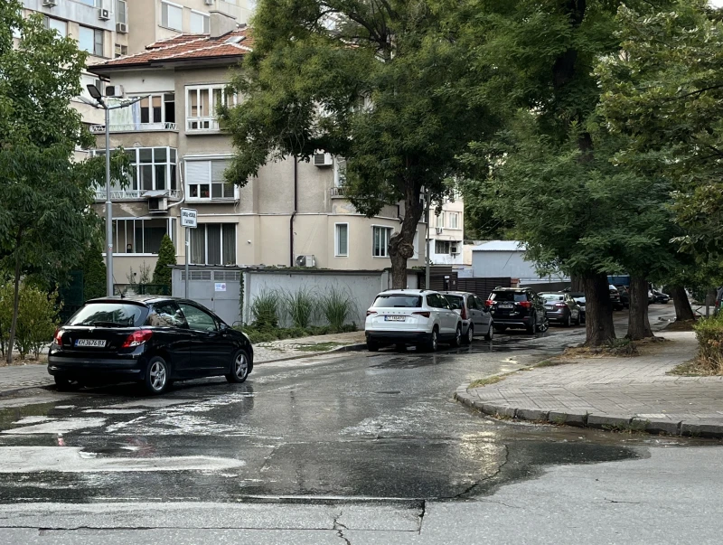 Кръстовище в Пловдив потъна във вода