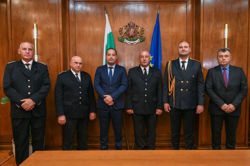 Калин Стоянов награди жандармеристи, участвали в потушаването на пожарите във Воден и Крайново