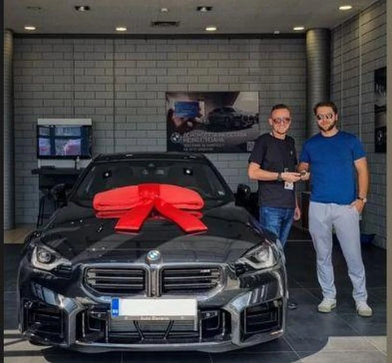 Ергенът Алек с нова кола за 150 бона