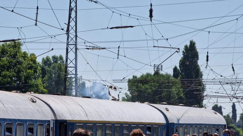 Влак в Пловдив аварира, пътници слязоха да го бутат