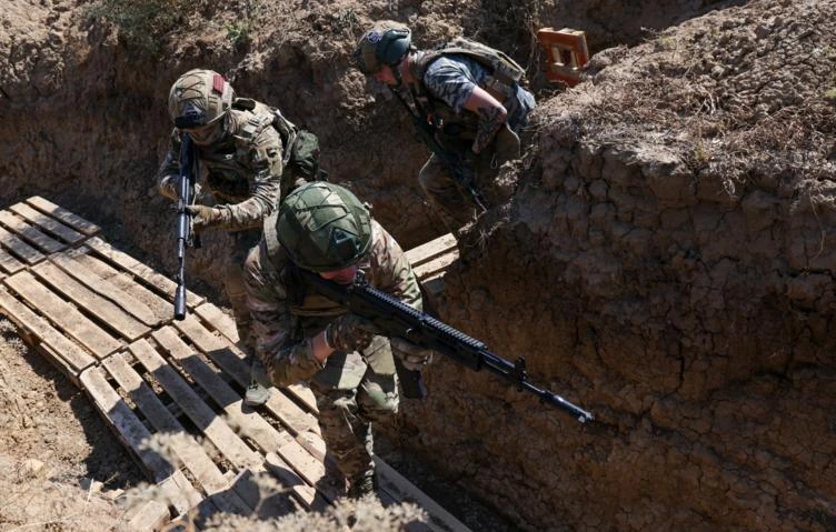 Руските войски поеха под огневи контрол тиловите позиции на ВСУ край Карловка на Донецко направление