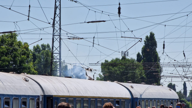 Влак в Пловдив аварира, пътници слязоха да го бутат