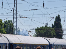 Влак в Пловдив аварира, пътници слязоха да го бутат