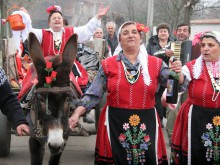 Налагат мъже с тояги, ако се хванат на хорото