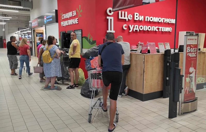 Пловдивчани се наредиха на правилната опашка в "Кауфланд"