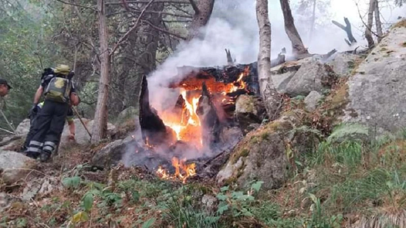 90 души гасят алпийския пожар в Рила планина