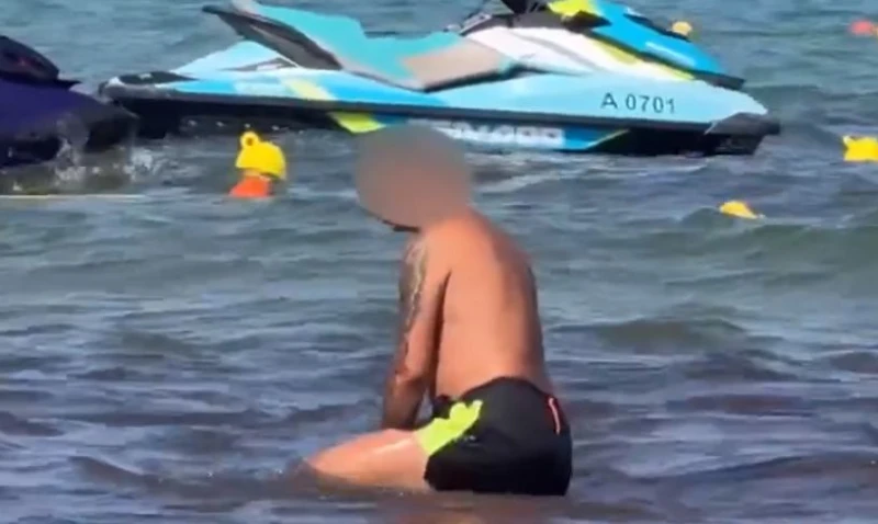 Сигнал: Хвърли си фаса в морето и се метна по лице във водата със слънчевите очила