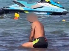 Сигнал: Хвърли си фаса в морето и се метна по лице във водата със слънчевите очила