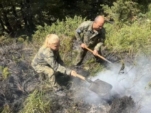 Военнослужещи и хеликоптер участват в овладяването на пожара в Рила