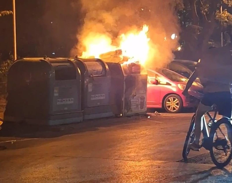 Опасно! Контейнери горят в централната част на Варна на метри от коли