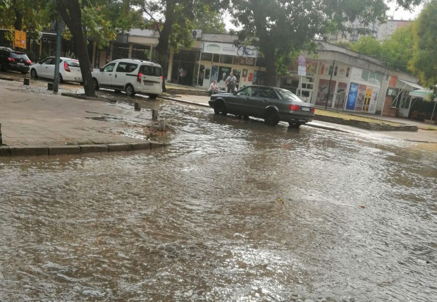 Кръстовище в Пловдив е под вода