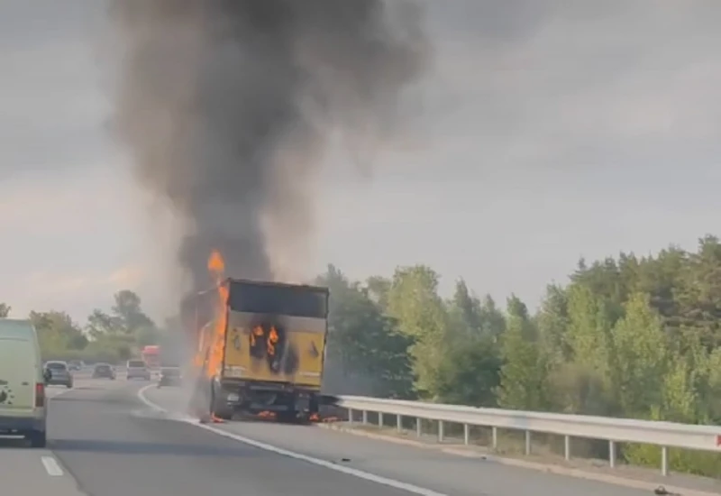 Камион гори на АМ "Струма" при Дяково